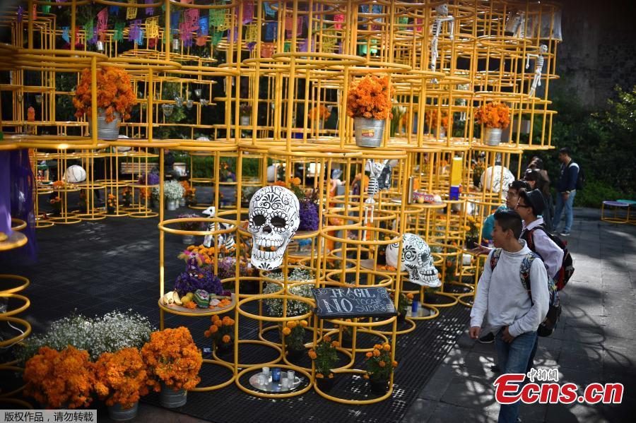Children attend the exhibition and contest of altars organized by the Historic Centre Foundation in the framework of the Day of the Dead, in Mexico City on November 1, 2016.
Mexicans who culturally celebrate and revere death begin to honour their deceased loved ones in the three-day Day of the Dead festivities.(Photo/Agencies)