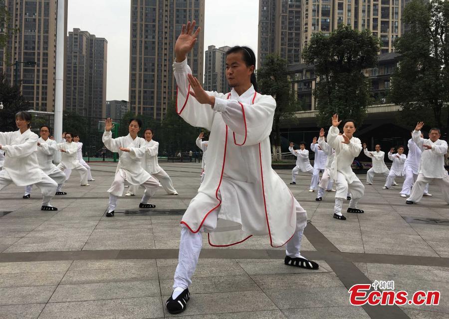 Young man becomes Taichi master for elderly in Chongqing(1/5)