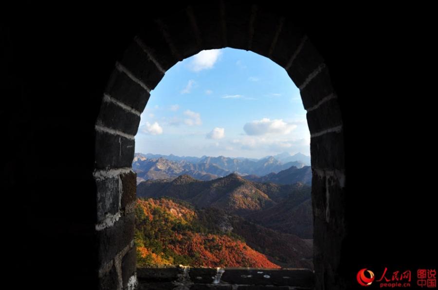 The well-preserved Zhuizishan section of the Great Wall, often regarded as the most beautiful Great Wall segment in all of Liaoning Province, is famous for its steep incline. Having escaped renovation in modern times, the section still presents its original look to tourists. Built during the Ming Dynasty (1368-1644), Zhuizishan stretches over 20,000 meters. Walking along Zhuizishan is like walking on a rugged mountain road. Numerous beacon towers are situated in the ups and downs of Yanshan Mountain, which makes the view even more spectacular. (Photo/people.cn)