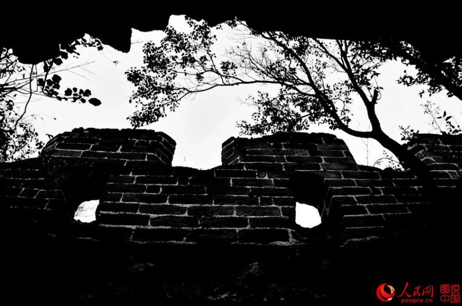 The well-preserved Zhuizishan section of the Great Wall, often regarded as the most beautiful Great Wall segment in all of Liaoning Province, is famous for its steep incline. Having escaped renovation in modern times, the section still presents its original look to tourists. Built during the Ming Dynasty (1368-1644), Zhuizishan stretches over 20,000 meters. Walking along Zhuizishan is like walking on a rugged mountain road. Numerous beacon towers are situated in the ups and downs of Yanshan Mountain, which makes the view even more spectacular. (Photo/people.cn)