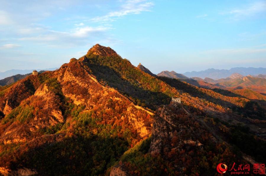The well-preserved Zhuizishan section of the Great Wall, often regarded as the most beautiful Great Wall segment in all of Liaoning Province, is famous for its steep incline. Having escaped renovation in modern times, the section still presents its original look to tourists. Built during the Ming Dynasty (1368-1644), Zhuizishan stretches over 20,000 meters. Walking along Zhuizishan is like walking on a rugged mountain road. Numerous beacon towers are situated in the ups and downs of Yanshan Mountain, which makes the view even more spectacular. (Photo/people.cn)