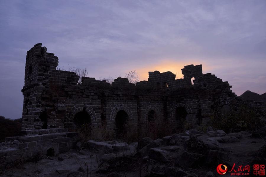 The well-preserved Zhuizishan section of the Great Wall, often regarded as the most beautiful Great Wall segment in all of Liaoning Province, is famous for its steep incline. Having escaped renovation in modern times, the section still presents its original look to tourists. Built during the Ming Dynasty (1368-1644), Zhuizishan stretches over 20,000 meters. Walking along Zhuizishan is like walking on a rugged mountain road. Numerous beacon towers are situated in the ups and downs of Yanshan Mountain, which makes the view even more spectacular. (Photo/people.cn)