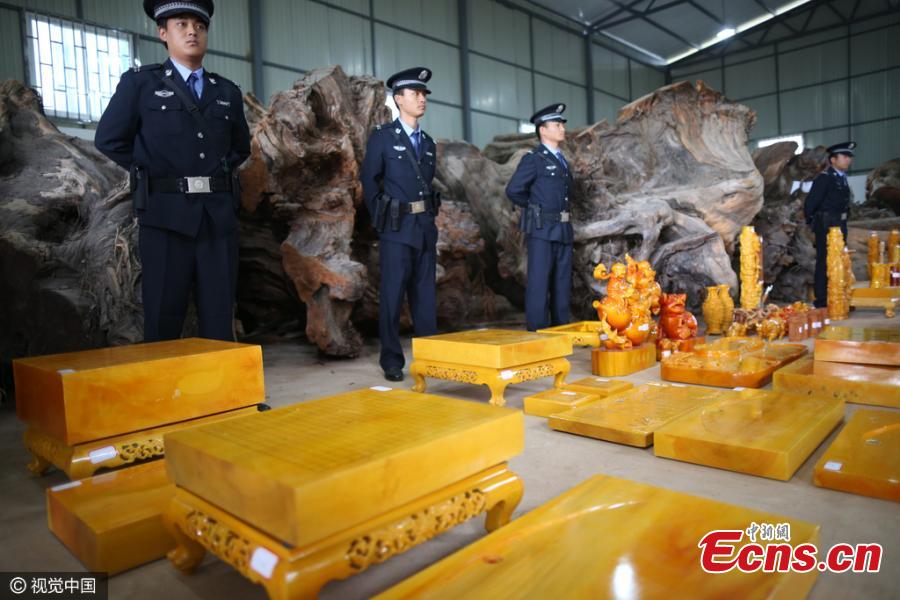 Illegal products made from rare plants seized in Kunming(1/3)