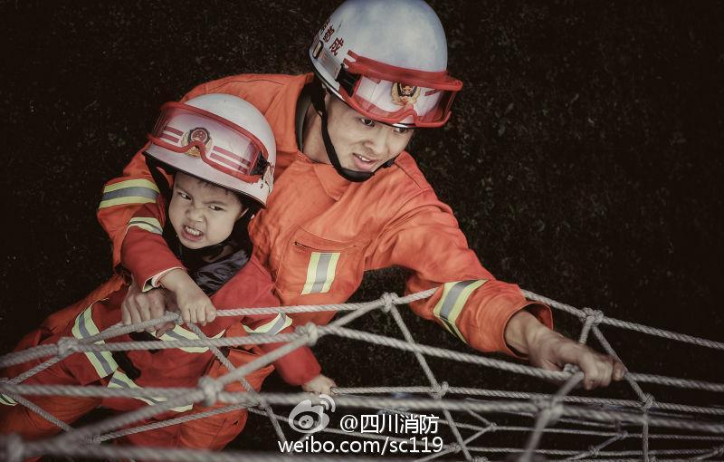 Fireman father and son pose for special family photos (1/9)