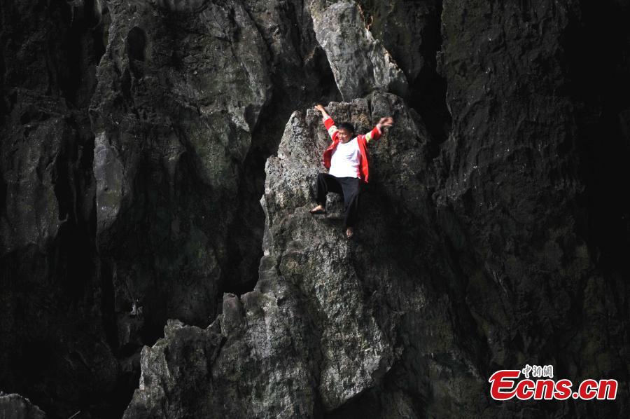 Real life spiderman scales cliff without safety equipment(1/15)