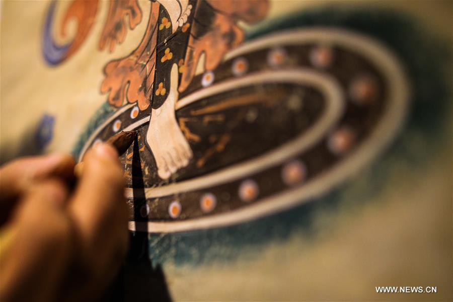 Rock-color paintings created in NW China's Dunhuang(1/5)