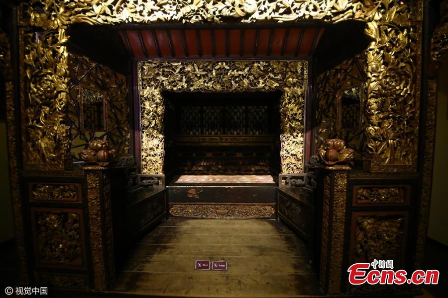 Gold decorated ancient bed shown in Chongqing(1/3)