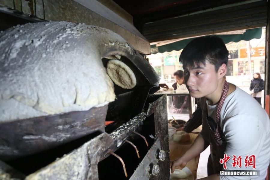 Teenager selling snack food earns 300,000 yuan ($43,500) a year(1/5)