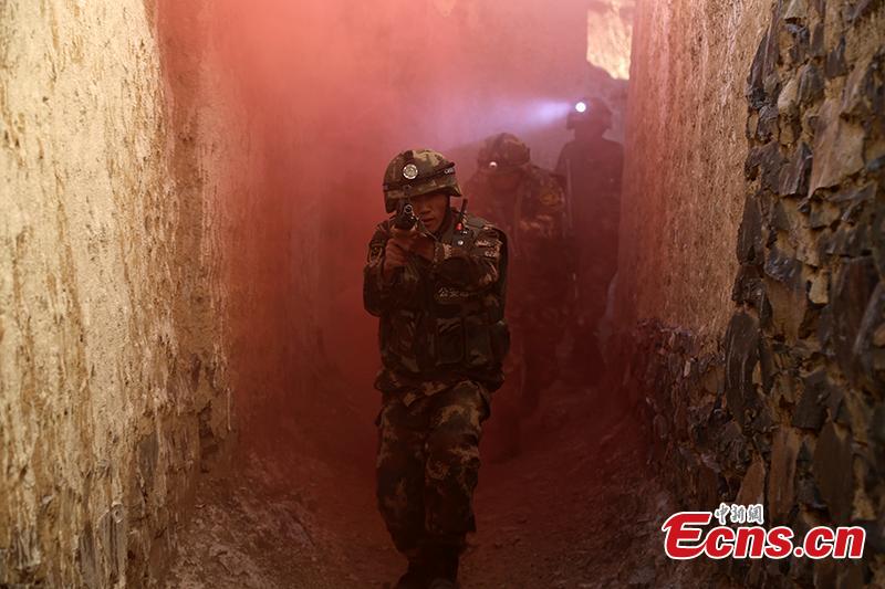 Soldiers train in high altitude area in Tibet(1/5)