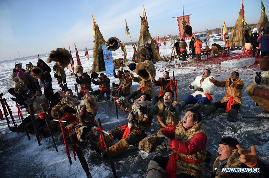 People perform ice-collection folk arts on the frozen Songhuajiang River in Harbin, capital of northeast China\'s Heilongjiang Province, Dec. 5, 2016. (Photo/Xinhua)