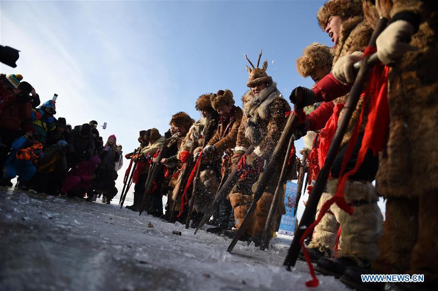
People perform ice-collection folk arts on the frozen Songhuajiang River in Harbin, capital of northeast China\'s Heilongjiang Province, Dec. 5, 2016. (Photo/Xinhua)