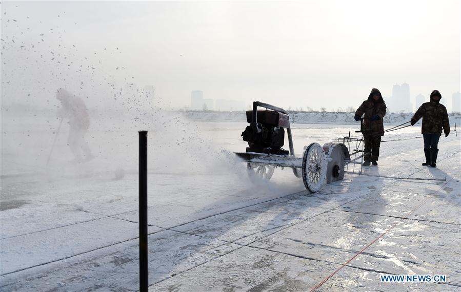 People cut ice on the frozen Songhuajiang River in Harbin, capital of northeast China\'s Heilongjiang Province, Dec. 5, 2016. (Photo/Xinhua)