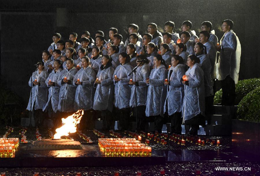 Candlelight vigil held for Nanjing Massacre Victims in E China (1/7)