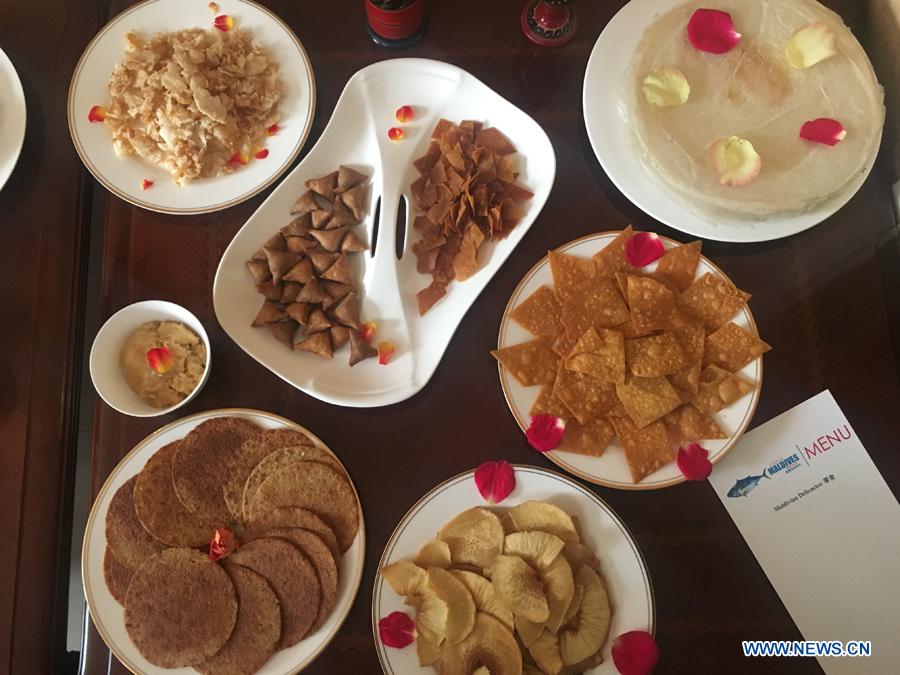 Traditional cuisines in Maldives are introduced by Ambassador of the Maldives to China Mohamed Faisal and his wife during the activity \