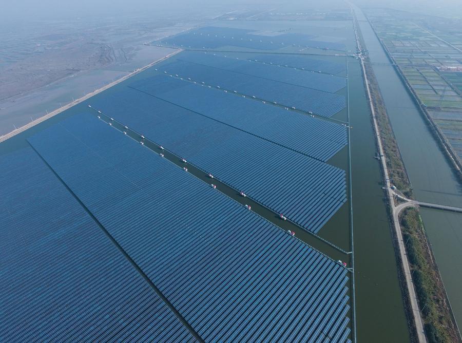
Aerial photo taken on Dec 24, 2016 shows a solar power project under construction in Cixi city, East China\'s Zhejiang province. The project, with solar panels installed above the fishery water, is expected to generate 220 million kwh of electricity per year.(Photo/Xinhua)