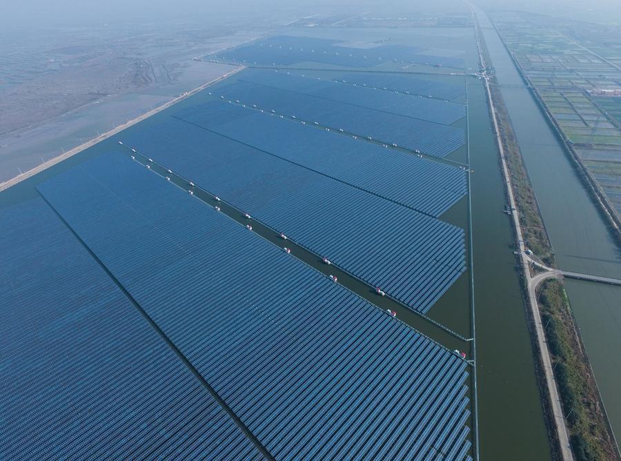 
Aerial photo taken on Dec 24, 2016 shows a solar power project under construction in Cixi city, East China\'s Zhejiang province. The project, with solar panels installed above the fishery water, is expected to generate 220 million kwh of electricity per year.(Photo/Xinhua)