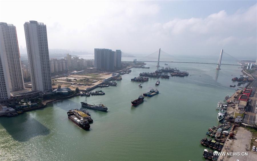 Hainan issues typhoon alert (1/2)