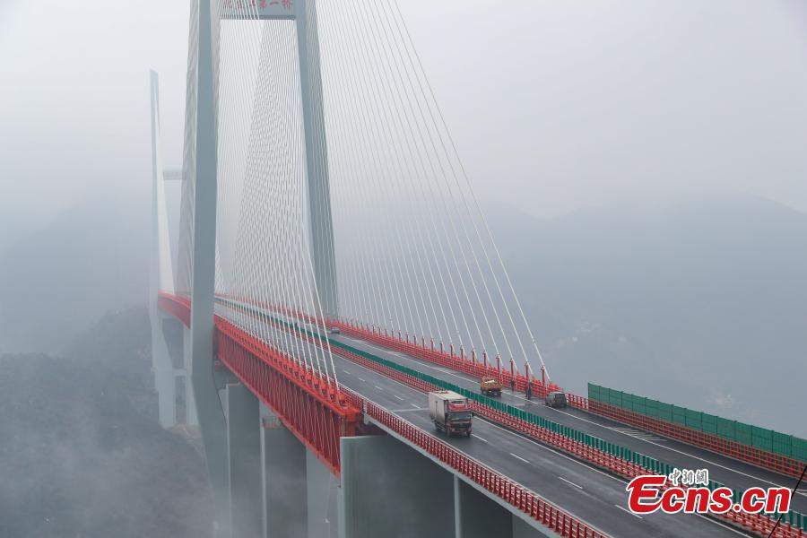 An aerial view of the Beipanjiang Bridge connecting Guizhou and Yunnan provinces, Dec. 28, 2016. As the world’s highest bridge, it soars 565m above a river and opens to the public on Thursday. The bridge cut road trips from Liupanshui in Guizhou to Xuanwei in Yunnan from over four hours to less than two. (Photo: China News Service/He Junyi)