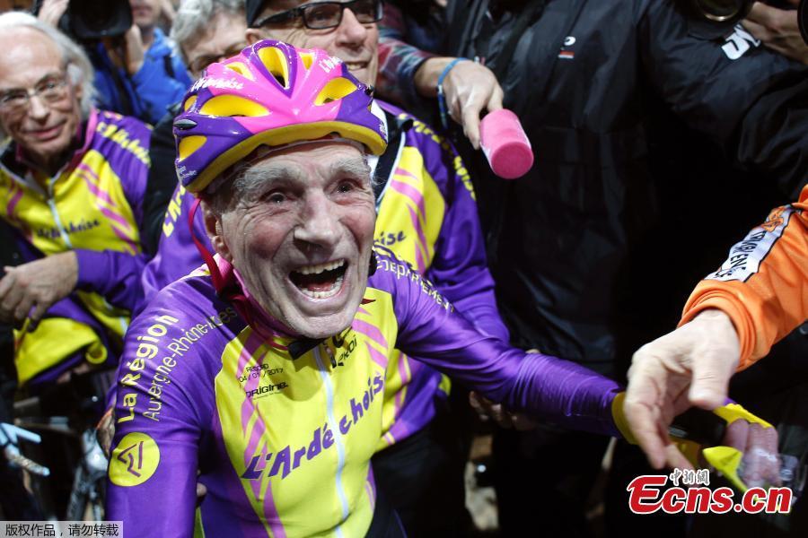 105-year-old Frenchman sets cycling record(1/5)