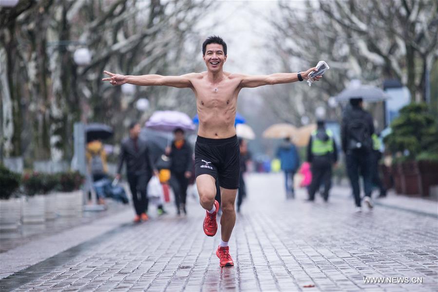 3rd Naked Running event kicks off in east China's Hangzhou (5/6)