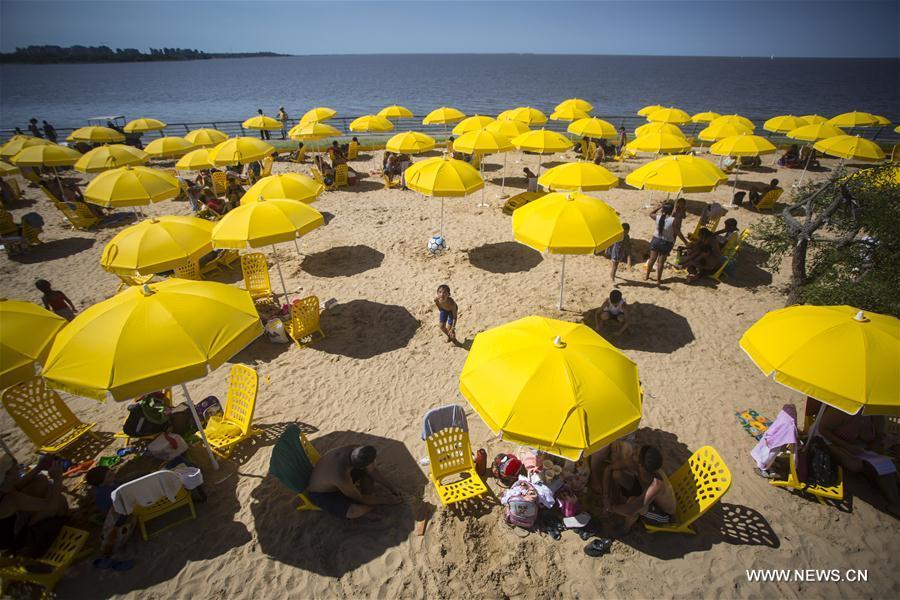 Artificial beach offers leisure to citizens, tourists in Argentina (1/3)