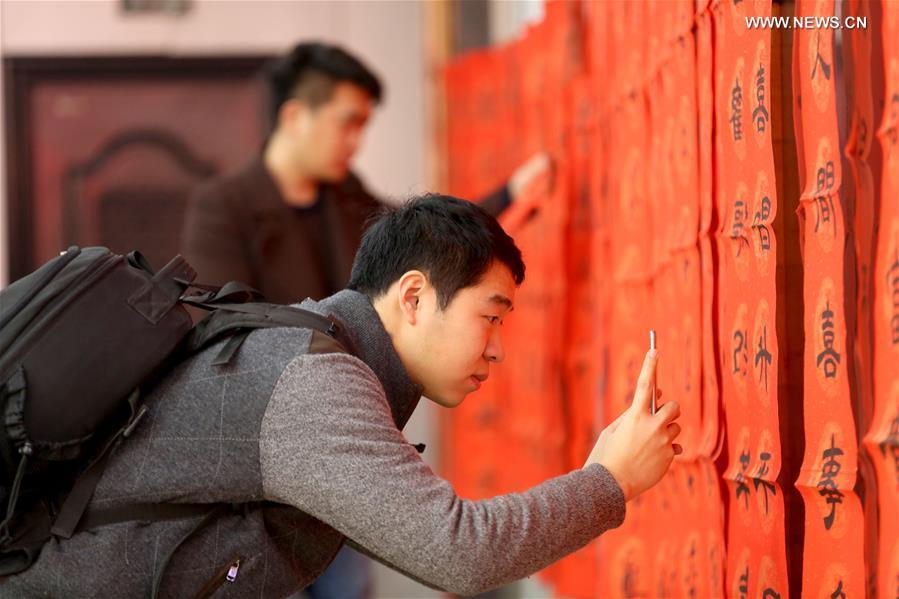 Spring Festival couplets provided at central China's railway station (1/3)