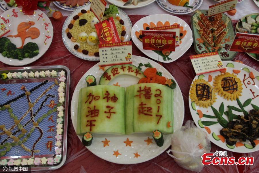 Residents hold a large banquet in Wuhan City, the capital of Central China’s Hubei Province, Jan. 21, 2017. Over 40,000 families in Wuhan’s Baibuting Community provided a total of 12,600 dishes for the fest, a culinary tradition for neighbors, in the run up to the Spring Festival, China’s Lunar New Year on Jan. 28. (Photo/CFP)