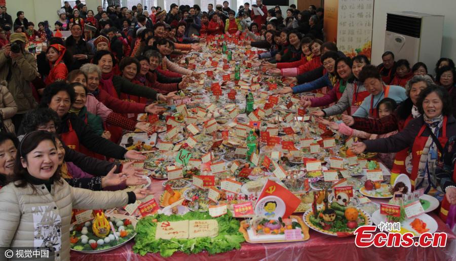 Residents hold a large banquet in Wuhan City, the capital of Central China’s Hubei Province, Jan. 21, 2017. Over 40,000 families in Wuhan’s Baibuting Community provided a total of 12,600 dishes for the fest, a culinary tradition for neighbors, in the run up to the Spring Festival, China’s Lunar New Year on Jan. 28. (Photo/CFP)