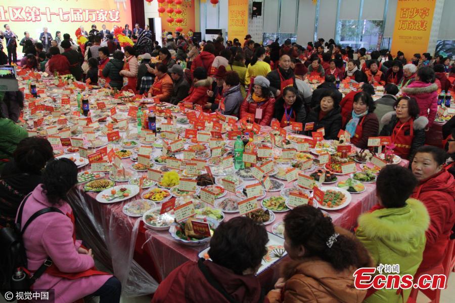 Residents hold a large banquet in Wuhan City, the capital of Central China’s Hubei Province, Jan. 21, 2017. Over 40,000 families in Wuhan’s Baibuting Community provided a total of 12,600 dishes for the fest, a culinary tradition for neighbors, in the run up to the Spring Festival, China’s Lunar New Year on Jan. 28. (Photo/CFP)