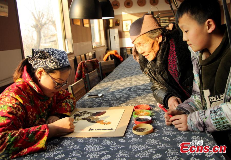 Images made with grains celebrate the Year of the Rooster (1/4)