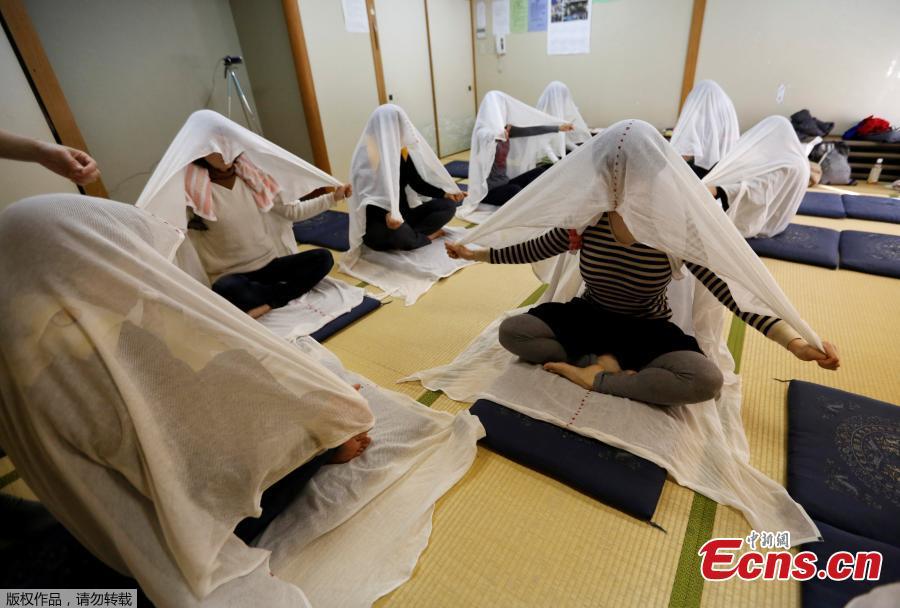 Adult swaddling therapy hits Japan(4/6)