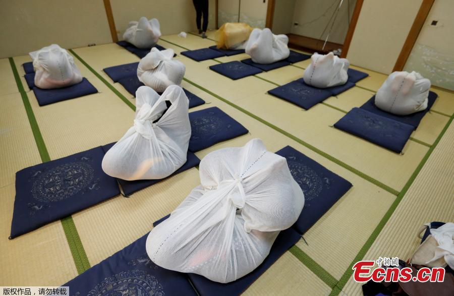 Adult swaddling therapy hits Japan(1/6)