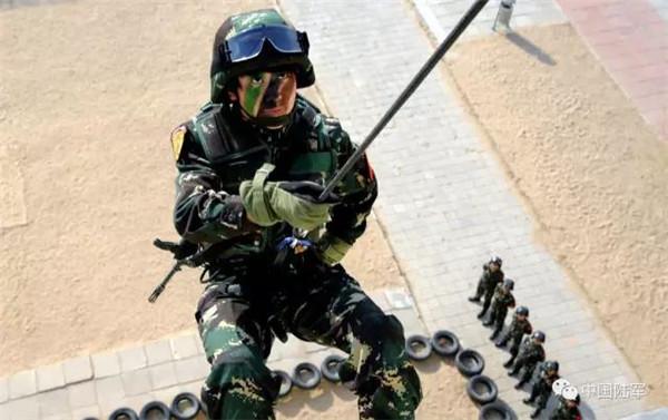 A member of the PLA\'s first female special operation company rappels down a wall. (Photo/army.81.cn)