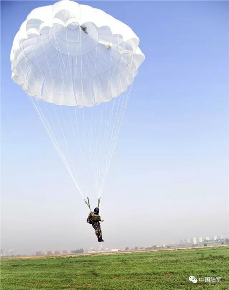 A member of the PLA\'s first female special operation company lands with a parachute. (Photo/army.81.cn)
