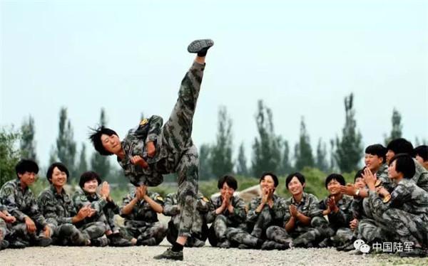 A member of the PLA\'s first female special operation company practices combat skills.  (Photo/army.81.cn)