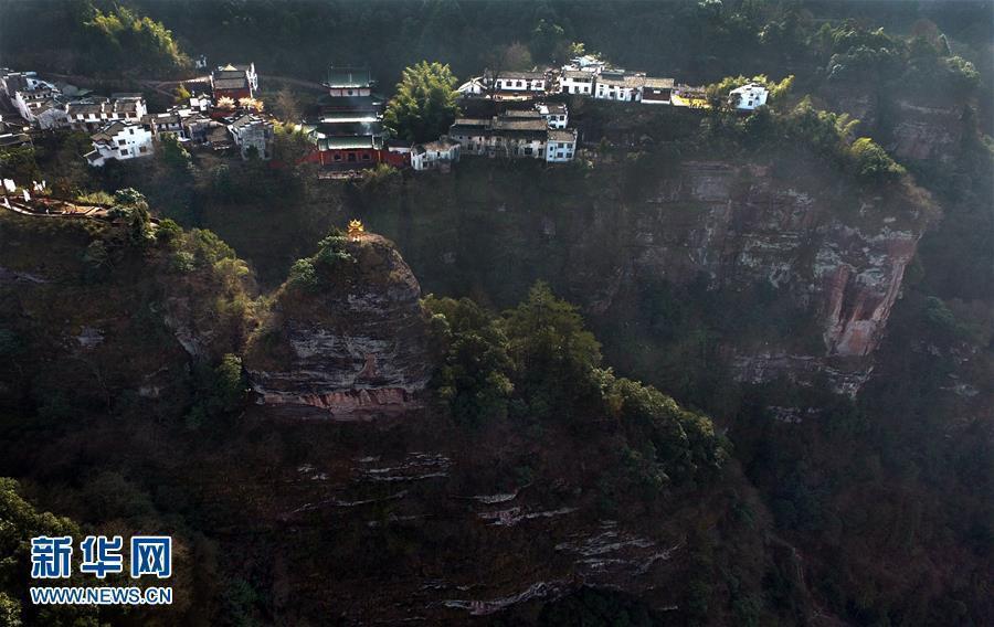 Village on edge of cliff draws visitors(1/7)