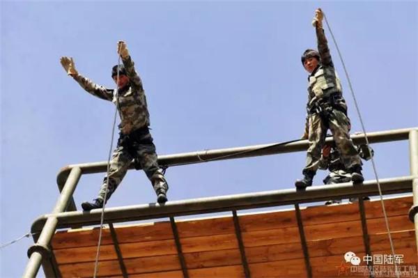 Two members of the PLA\'s first female special operation company conduct training. (Photo/army.81.cn)