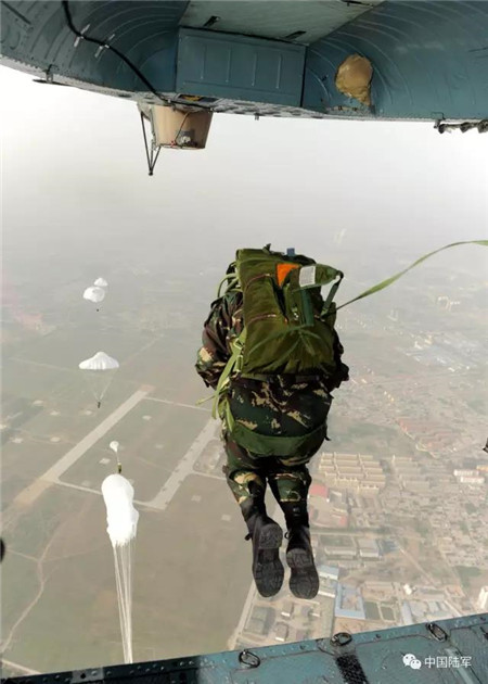 A member of the PLA\'s first female special operation company jumps out of a helicopter while training in parachute landing.  (Photo/army.81.cn)
