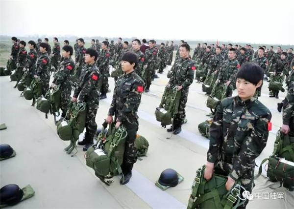 Members of the PLA\'s first female special operation company prepare for parachute landing training. (Photo/army.81.cn)