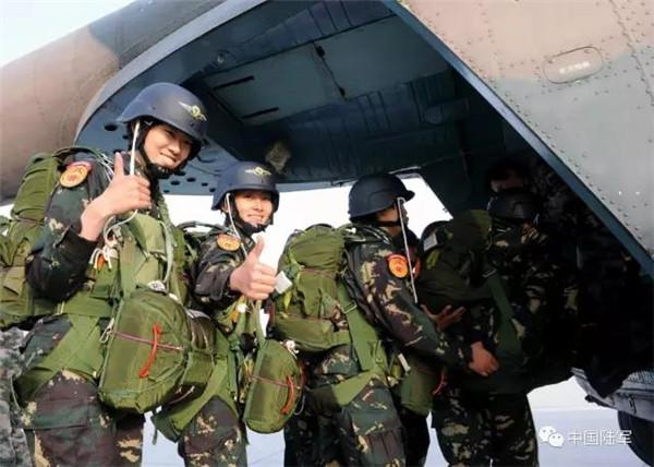 Members of the PLA\'s first female special operation company train in parachute landing. (Photo/army.81.cn)