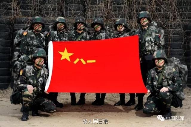 Members of the first female special operation company of the People\'s Liberation Army pose for a group photo with the army flag. (Photo/army.81.cn)