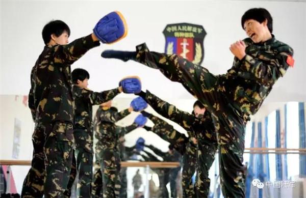Members of the PLA\'s first female special operation company practice combat skills. (Photo/army.81.cn)