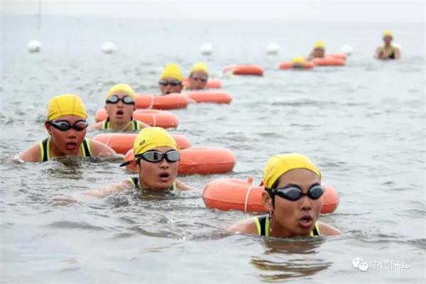 Members of the PLA\'s first female special operation company conduct water training. (Photo/army.81.cn)