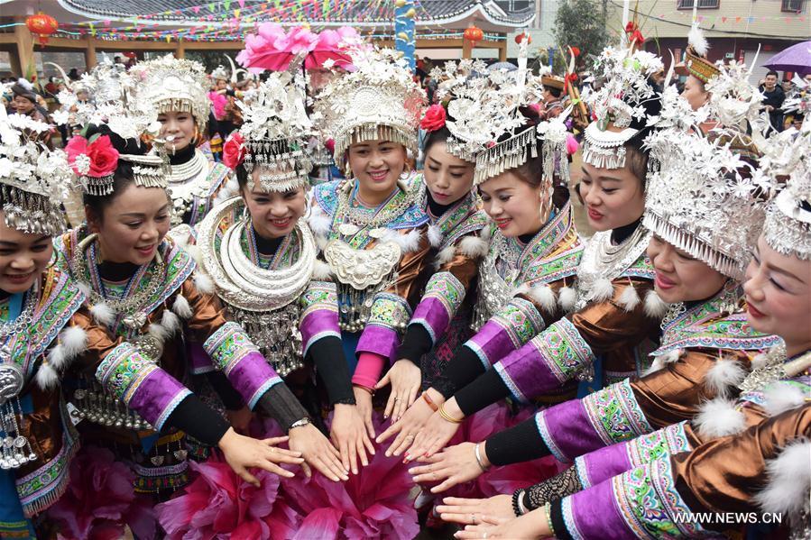 Miao ethnic people dance to celebrate Spring Festival(1/7)