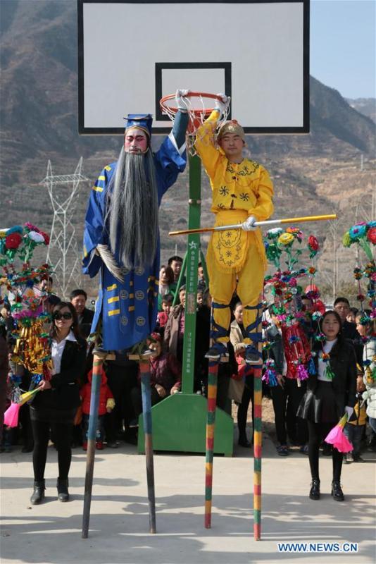 Shehuo actors have a break in Wudu District of Longnan, northwest China\'s Gansu Province, Feb. 8, 2017. Shehuo is a type of entertainment popular in Wudu during the Spring Festival. The performance of Shehuo can be traced back to ancient rituals to worship the earth, which they believe could bring good harvests and fortunes in return. (Xinhua/Cai Yang)