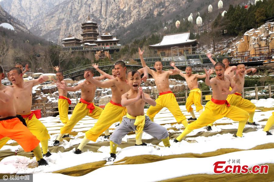 Shaolin monks continue training in snow(1/3)