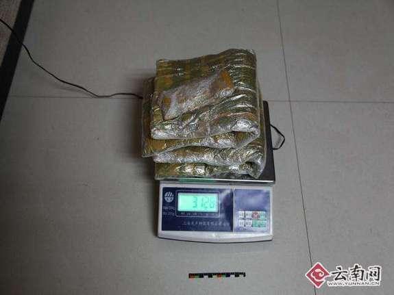 Methamphetamines weighing more than 3kg are seized in Jinggu County, Pu’er City, Southwest China’s Yunnan Province, Feb. 28, 2017. After receiving a tip-off, local police arrested two pregnant women who had more than 3 kilograms of methamphetamines in a car. (Photo/Yunnan.cn)