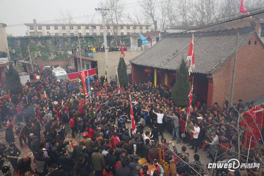Over 100,000 people attend county temple fair in Shaanxi (1/4)