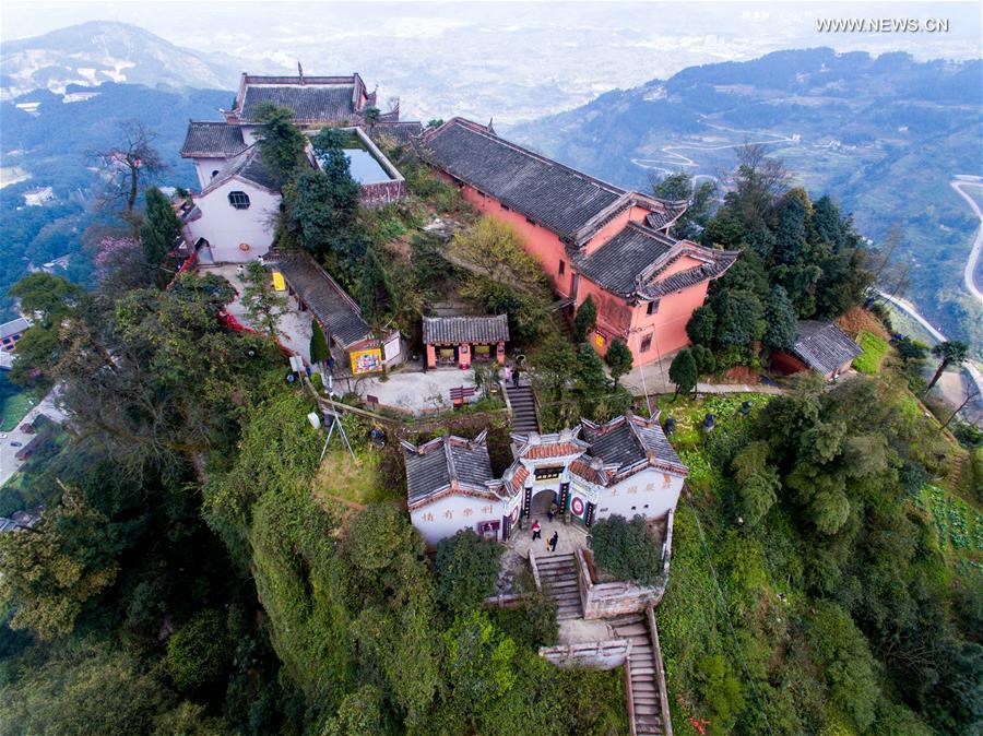 Ancient Jingyin Temple built on cliff in Chongqing(1/6)