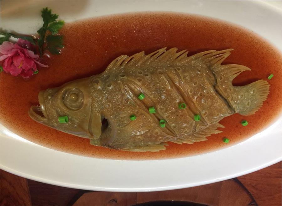 Emerald braised fish by carving master Zou Wantong.  (Photo/China Daily)